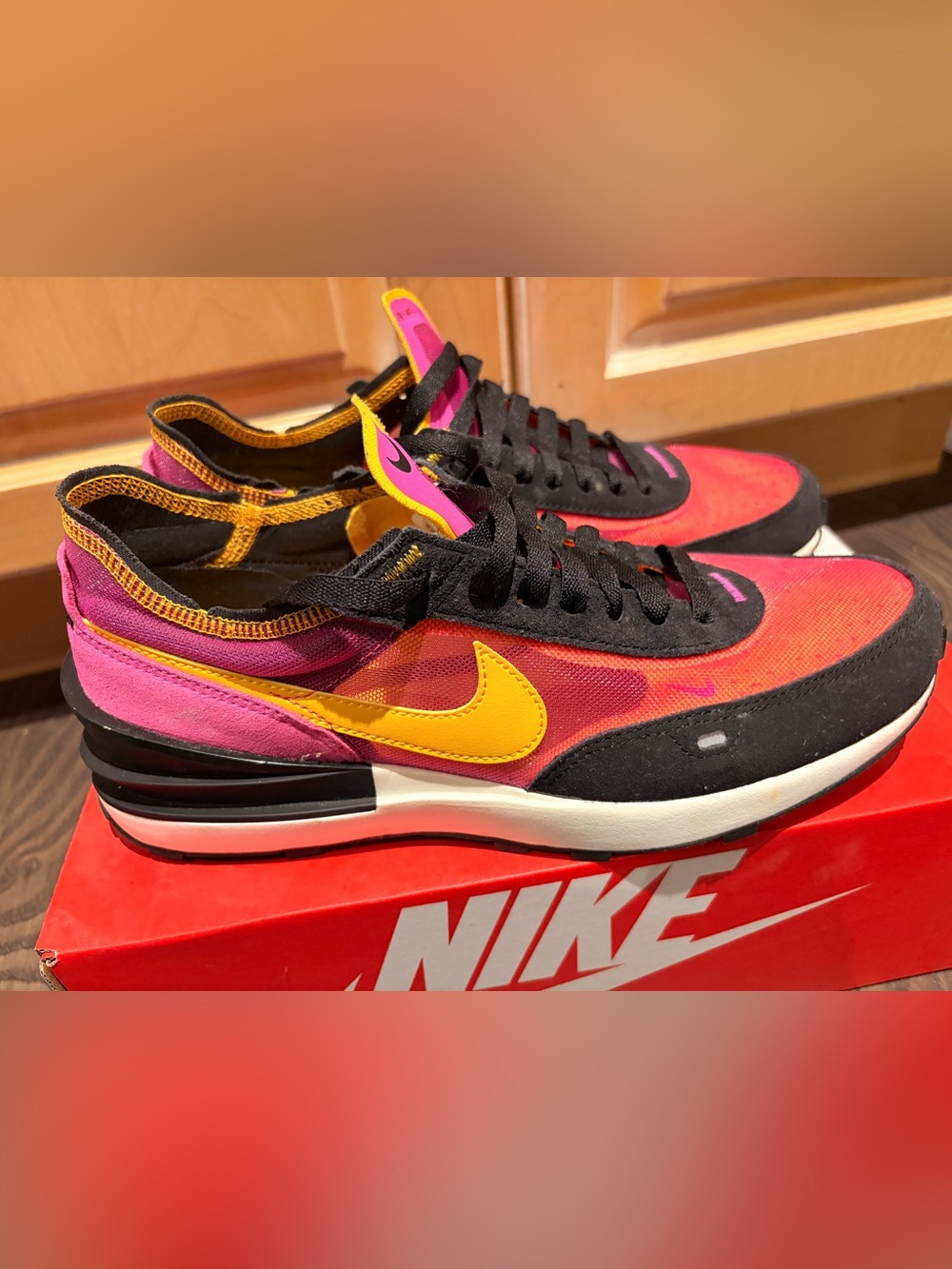 Nike Waffle One Active Fuchsia
University Gold Black DA7995-600